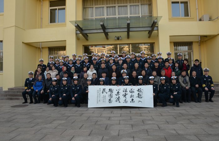 東方海納集團與中國愛國擁軍促進會走進潛艇部隊舉辦“關(guān)愛海防──全國著名書畫家文化擁軍活動”