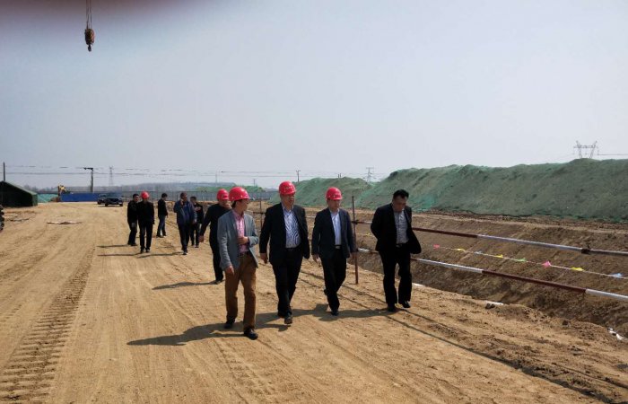 青島東方海納集團董事長張孝林前往工程現(xiàn)場巡視