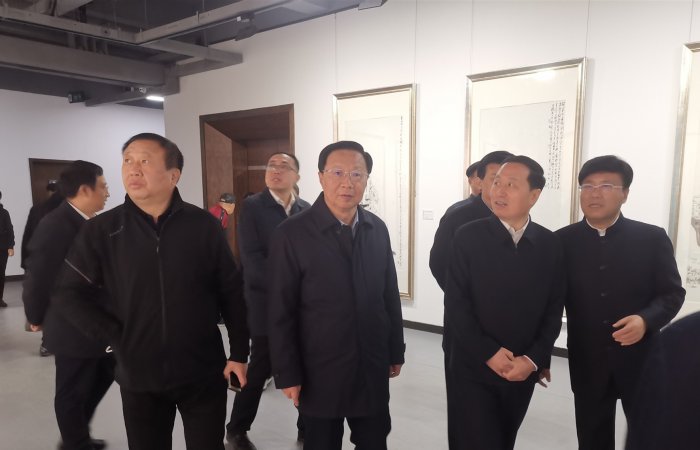 董事長應(yīng)邀出席“與時代同行——孔維克水墨人物畫展”